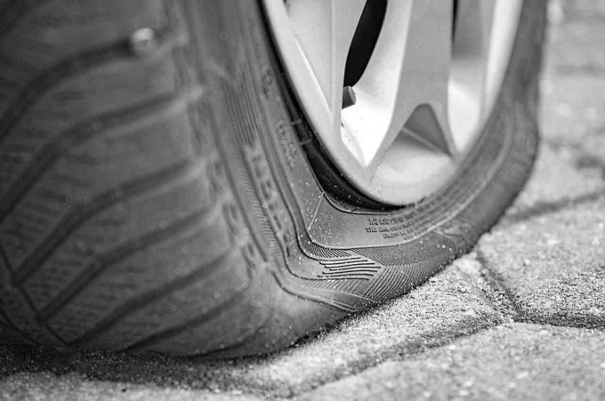 Gli bucano una gomma e mentre la cambia lo derubano