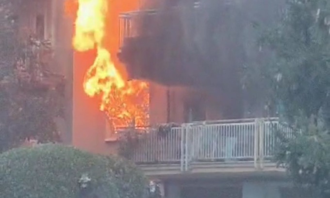 Fiamme e paura, incendio devasta un appartamento