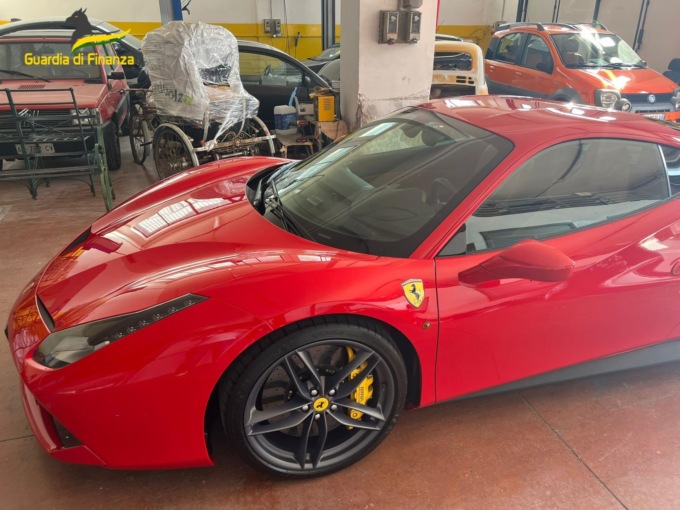 Bancarotta fraudolenta, sequestrate case e auto di lusso a un imprenditore FOTO e VIDEO