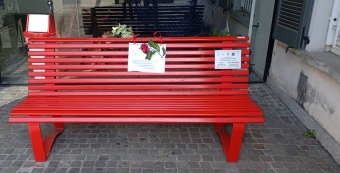 Fiori sulla panchina rossa per Sara Campanella e Ilaria Sula, vittime di femminicidio
