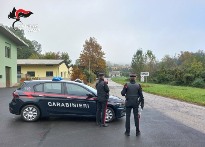 Rubano profumi in un centro commerciale, fermate dai Carabinieri