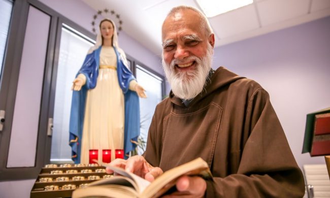 L’ultimo saluto a Fra Aquilino, cappellano dell’ospedale di Bergamo durante il Covid