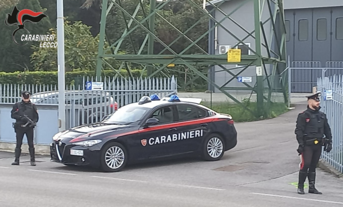 “Shopping” clandestino in negozio: arrestati dai Carabinieri