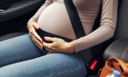 Guida all’impazzata e i vigili lo inseguono: la moglie stava partorendo, scortati in ospedale