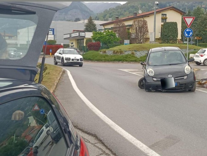 Finisce fuori strada e abbandona l’auto. I Carabinieri cercano il conducente