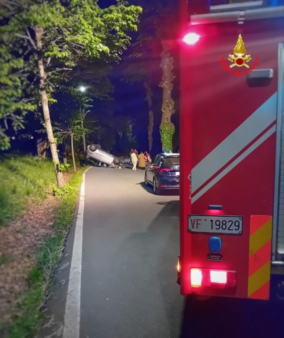 Giovane si ribalta con l’auto e finisce in ospedale