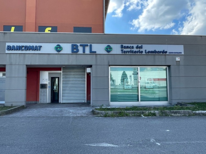 Spaccata al bancomat nella notte