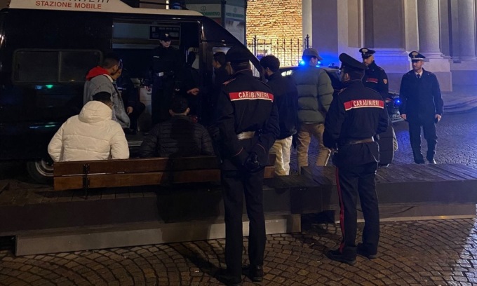 Controlli dei carabinieri: in tre sorpresi a rubare lamette, uno denunciato per droga