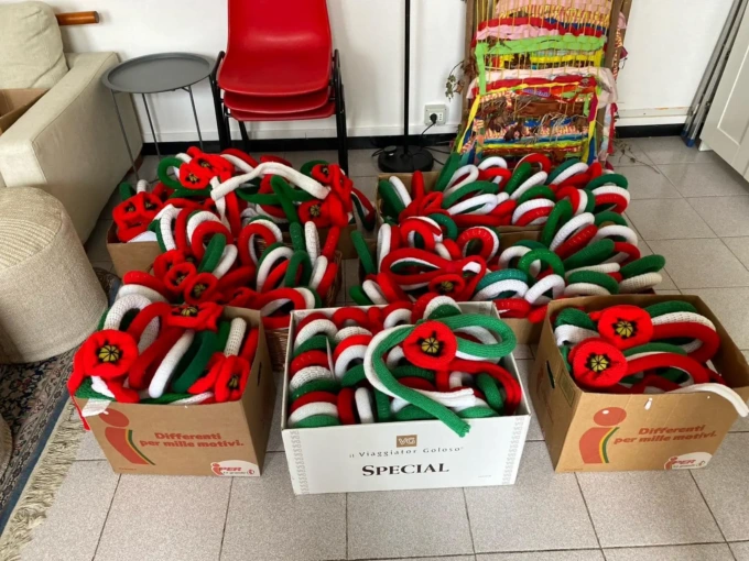 Coccarde tricolore realizzate a mano dalle donne del paese