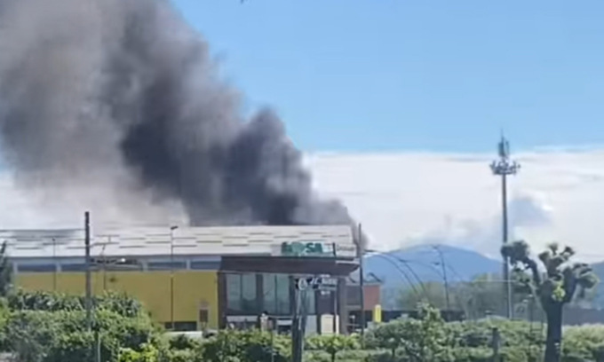 Deposito in fiamme, Vigili del fuoco al lavoro