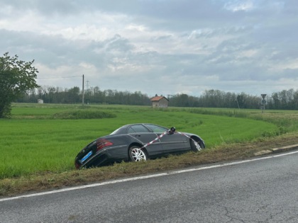 Esce di strada, ferita una ragazza
