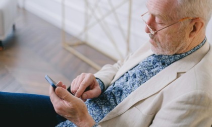 Nonno web: i ragazzi insegnano agli anziani a utilizzare il cellulare