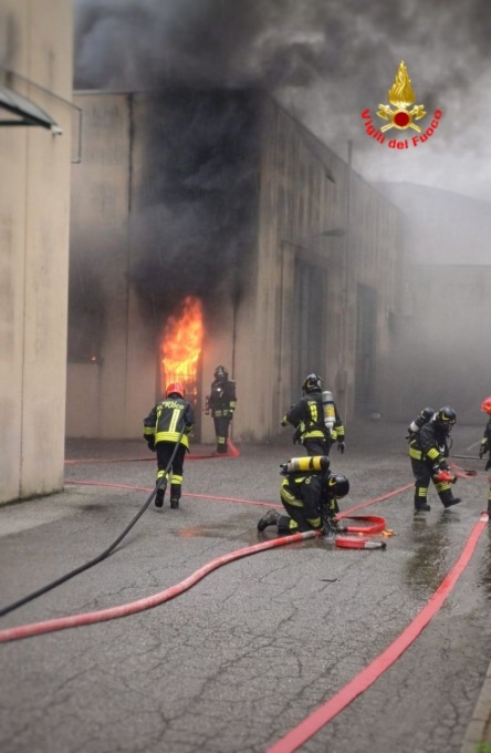 Incendio in un capannone, Vigili del fuoco in azione