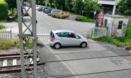 Auto bloccata nel passaggio a livello
