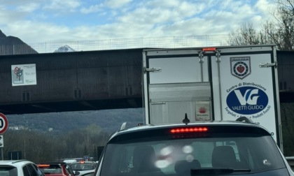 Traffico in tilt sulla Statale 36: incidenti e partenze per il ponte del Primo Maggio causano 20 km di coda verso Lecco e la Valtellina