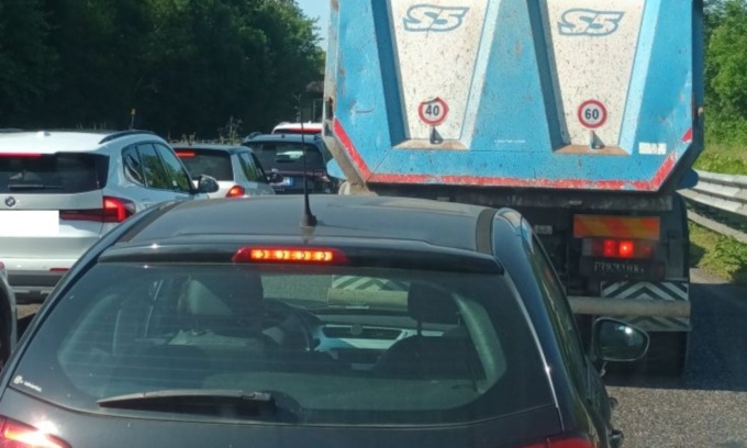 Incidente mortale sulla Statale 36, muore un motociclista