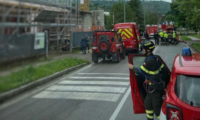 Sale su una gru, maxi mobilitazione per salvarlo