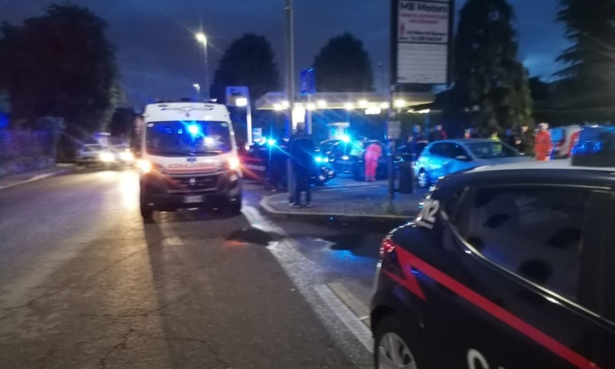 Litigano fuori dal bar: botte e minacce con un’accetta