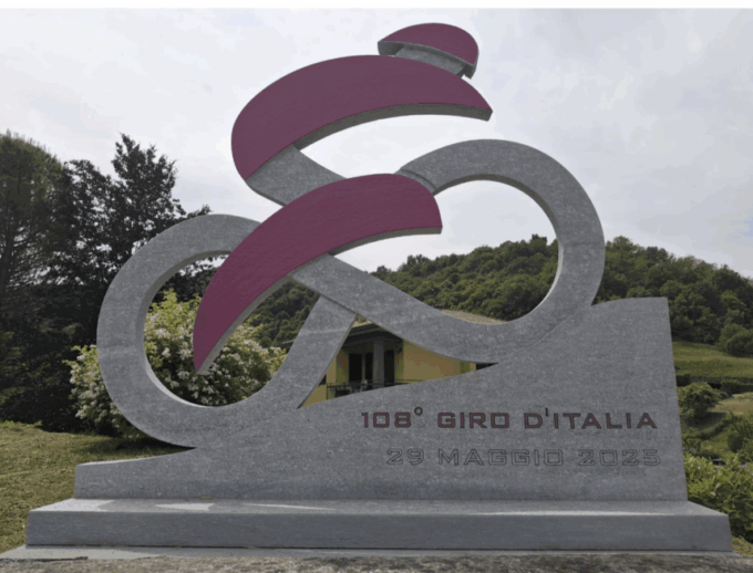 Un monumento per celebrare il passaggio del Giro d’Italia 2025