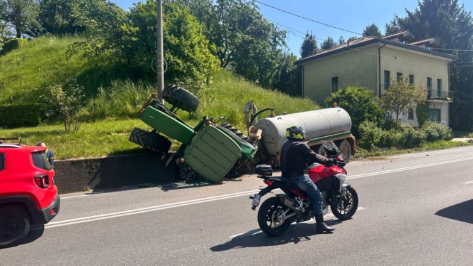 Trattore si ribalta sulla provinciale: traffico in tilt