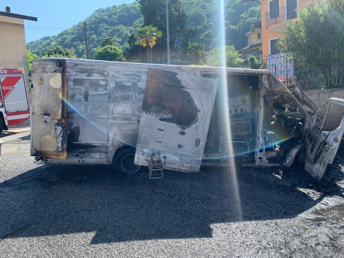 Brucia un furgone, intervengono i Vigili del fuoco