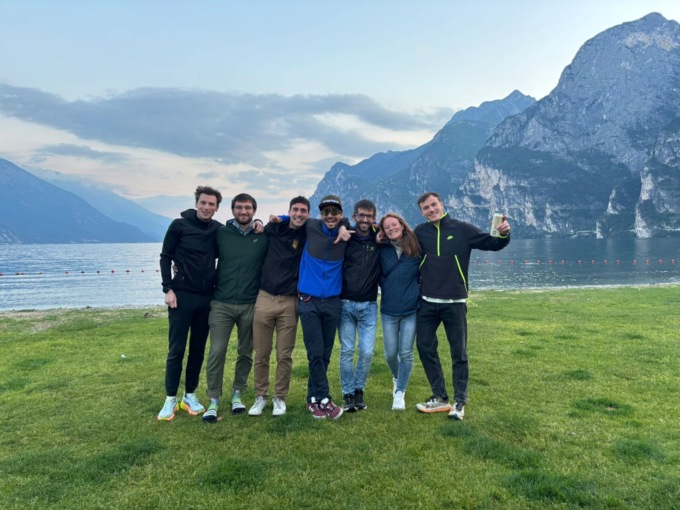 “Non corriamo per vincere, ma per arrivare insieme”. Una staffetta da Lecco a Riva del Garda con “Peregrina”