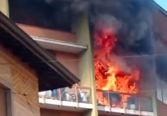 Impressionante incendio a Ponte San Pietro, evacuati due piani di una palazzina