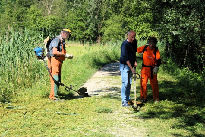 Alpini impegnati in un intervento di pulizia del verde al Pedaladda