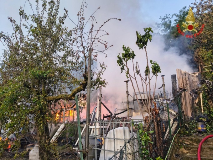 Incendio in un deposito agricolo, massiccio intervento dei Vigili del Fuoco