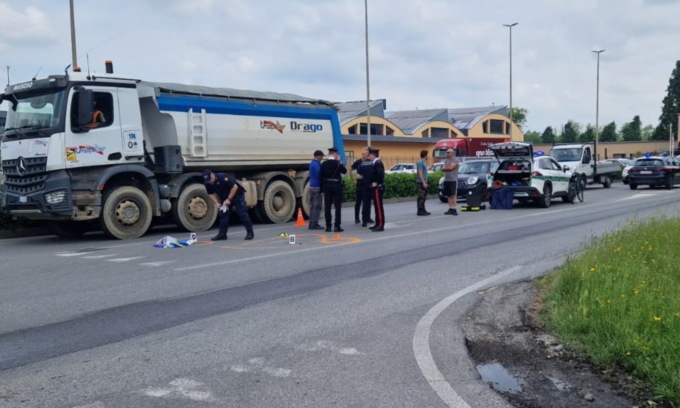 Ciclista investita da un camion: è gravissima