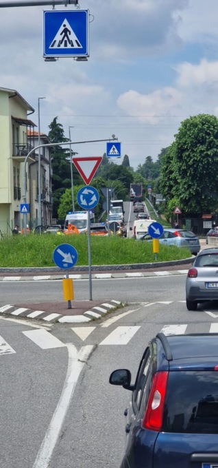 Si schiantano con l’auto contro un muro, due donne in ospedale
