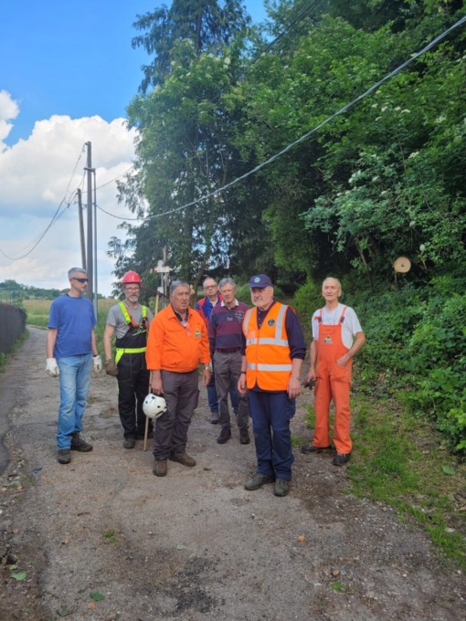 Alpini al lavoro per ripulire le strade dopo il maltempo