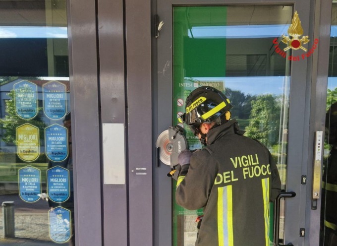 Nibionno: bloccata nel Bancomat, persona liberata dai Vigili del fuoco