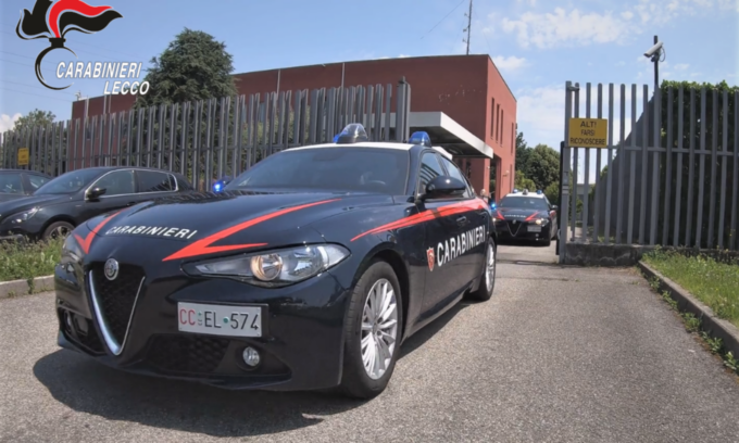 Tentano di prelevare con una carta rubata, arrestati