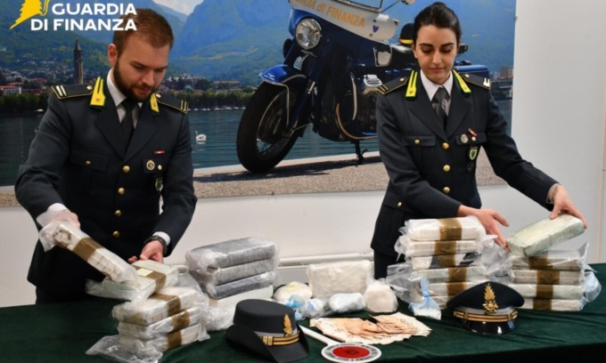 Guardia di Finanza, maxi sequestro di droga: corriere arrestato con 24 chilogrammi di cocaina