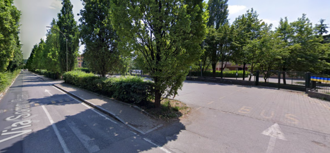 Uomo nudo vicino alle scuole