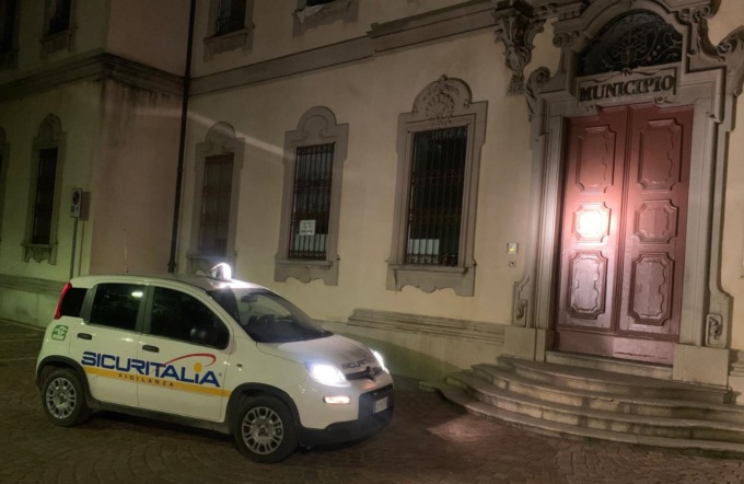 Guardie armate a presidio della città la notte contro crimini e disordini