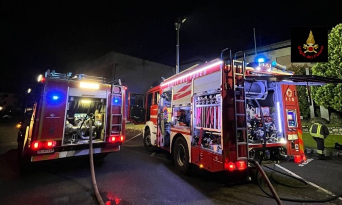 Colico, incendio nella notte: bruciati mezzi del Comune