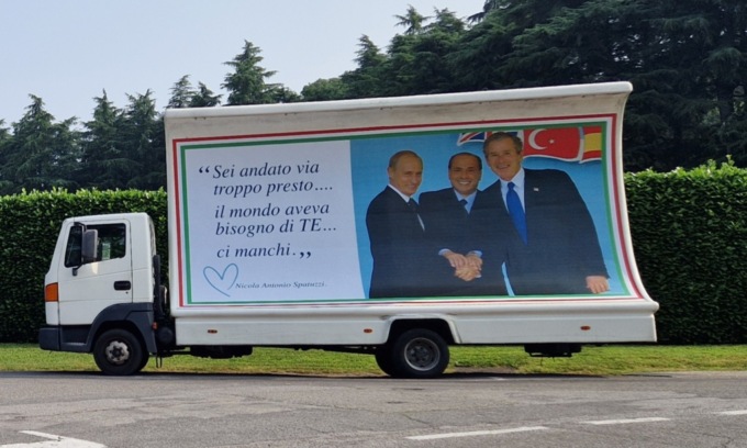 Due anni senza Berlusconi: ad Arcore spunta anche la foto con Putin