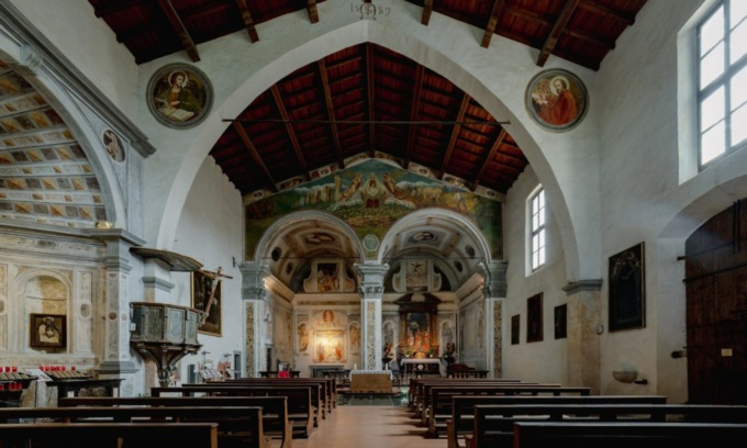 Fa pipì in chiesa almeno 12 volte: è “caccia all’orinatore seriale”