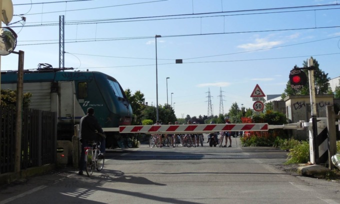 Si getta oltre le sbarre e salva un anziano caduto sui binari