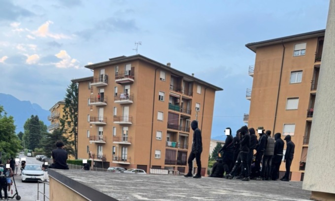 Video rap, giovani armati in strada: intervengono i Carabinieri