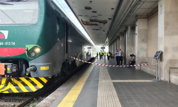 Persona travolta dal treno: ritardi e cancellazioni alla stazione