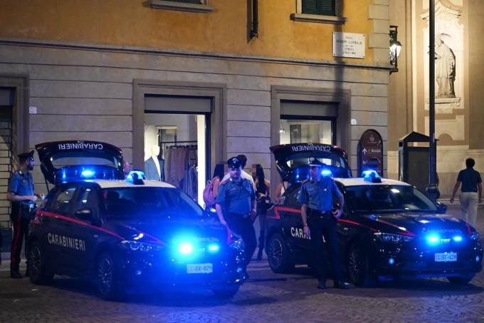 Spacca una bottiglia e ferisce una ragazza: adolescente nei guai