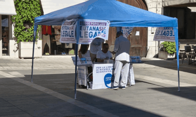 Il Lecchese si mobilita per la raccolta firme per la proposta di legge sull’eutanasia