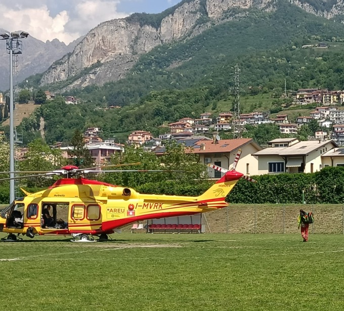 Si sente male e cade dalla bici a Calolzio: gravissimo 58enne
