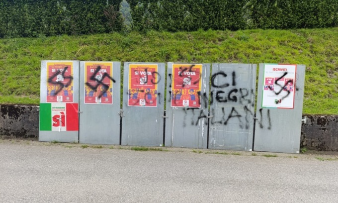 Svastiche e scritte contro i “negri italiani” sui tabelloni del referendum