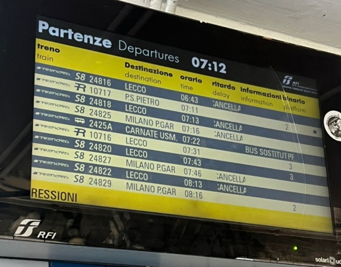 Ennesima mattinata da bollino rosso per i pendolari lecchesi: lavori sulla linea, treni bloccati