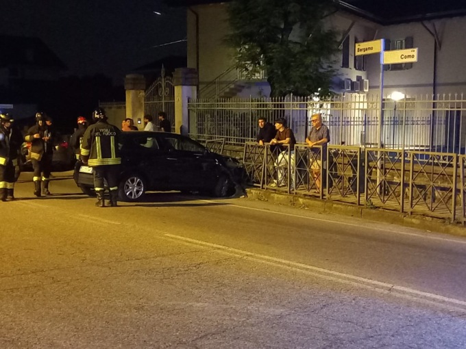 Incidente, perde il controllo e va a sbattere all’incrocio