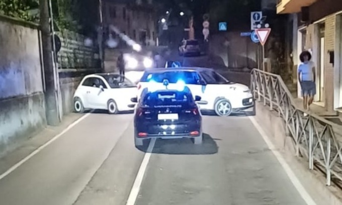 Assaltano le ditte di cosmetica con furgoni arieti: notte di paura nella zona industriale